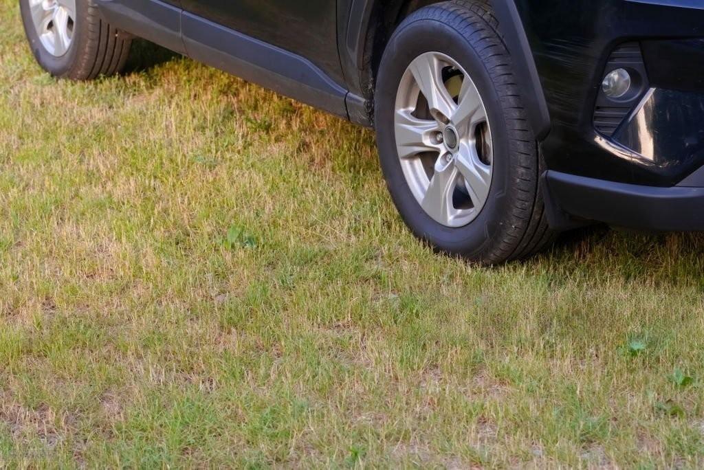 Автомобиль припаркован на газоне